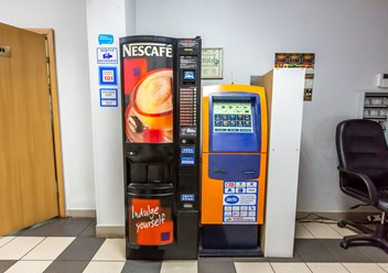 Кофейный аппарат и терминал оплаты