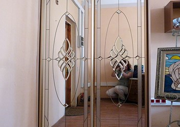 Зеркала с витражами на дверях шкафа-купе.