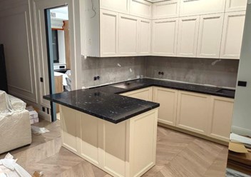 Кухонная столешницас подклейкой торца до 40 мм из агломерата Etna Quartz 066 Nero Portoro