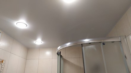 Фото натяжного потолка в ванной комнате в квартире