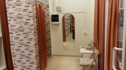 зона ожидания и примерочная кабинка