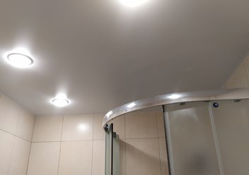 Фото натяжного потолка в ванной комнате в квартире