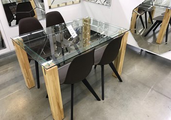 Обеденный стол из закаленного стекла.