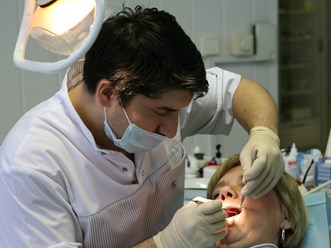 В клинике Вероника на Уральской улице процедуру глубокого фторирования проводят опытные стоматологи-терапевты с учетом индивидуальных особенностей пациентов и медицинских показаний.