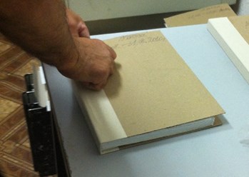 Завершающий этап переплета архивного дела