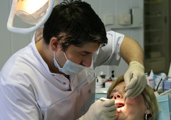 В клинике Вероника на Уральской улице процедуру глубокого фторирования проводят опытные стоматологи-терапевты с учетом индивидуальных особенностей пациентов и медицинских показаний.