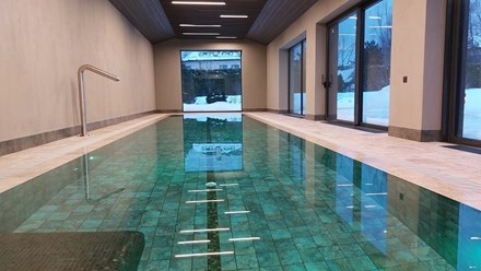 Частный бассейн в Подмосковье размером 15х3 метра. Бассейн облицован керамогранитом. Предусмотрена система комплексной автоматизации.