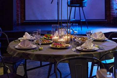 Банкетный стол для гостей