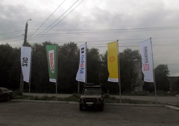 Оформление флагштоками и флагами магазина