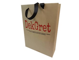 Пакет из крафт картона с лентой и логотипом