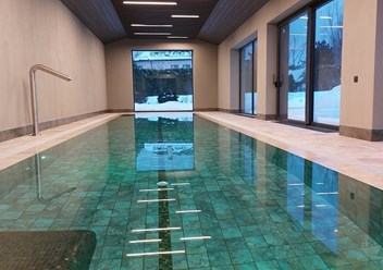 Частный бассейн в Подмосковье размером 15х3 метра. Бассейн облицован керамогранитом. Предусмотрена система комплексной автоматизации.