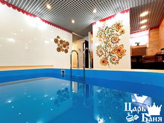 Русский зал в комплексе Царь Баня
Для Вас:
- Жаркая парная из липы
- Большой бассейн с гидромассажем
- Зона отдыха
- Душевая