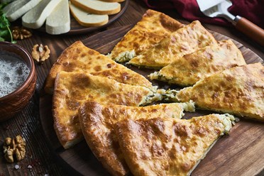 Пирог с тархуном и сыром - Сочный, домашний пирог со свежим тархуном и молочным сыром «Сулугуни» | https://gotovitmama.ru/hachapuri/pirog-s-tarhunom-i-syrom.html