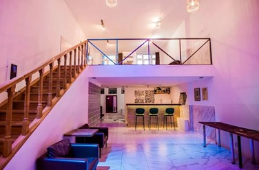 Светлый двухуровневый лофт в Москве от 1500 рублей в час