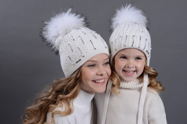 Детские шапки с помпонами по лучшим ценам