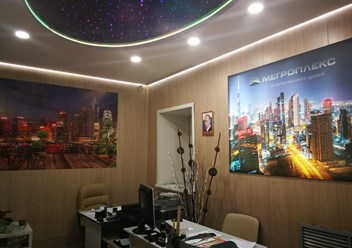 В нашем офисе вы можете посмотреть вживую образцы картин из тканевого полотна, настенные фрески, рулонные шторы, натяжной потолок "Звездное небо".