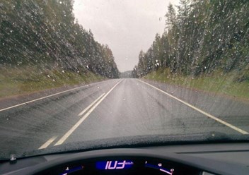 Нанесение антидождя