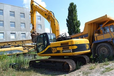 Предлагаю в аренду гусеничный экскаватор JCB 220, ковш 1.2  м3, есть гидромолот, также есть возможность работы на болотных гусеницах, опытный русский машинист. Жду звонка 8-991-6747340Мария.