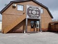 вход в первый корпус и ресторан при отеле