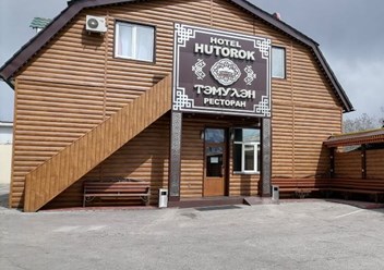 вход в первый корпус и ресторан при отеле