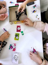 Мы играем в игры вместе с детьми и можем помочь разобраться с правилами.