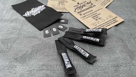 Комплект брендированной швейной маркировки и фурнитуры с логотипом.