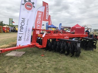 Тяжелые дисковые бороны APFL FF «Флео-Флео» выпускаются в V - образной модификации, шириной захвата от 3 до 9 метров, со складываемыми рамами.