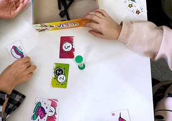 Мы играем в игры вместе с детьми и можем помочь разобраться с правилами.