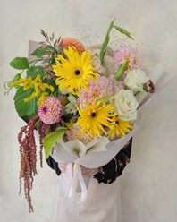 Летний сезонный букет с георгинами в корейской упаковке