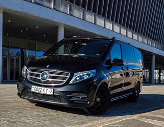 Mercedes-Benz V-Class (до 6 мест): Оптимальный выбор для туристических, семейных и служебных путешествий. Салон авто отличается повышенным комфортом и хорошей оснащенностью.
Удобная посадка для всех.