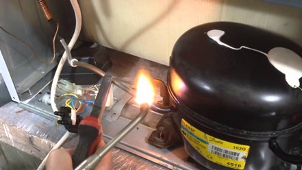 Ремонт холодильников в Уфе с выездом на дом. Пайка трубок и заправка фреон в систему.