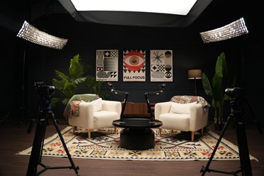 Студия для съемки подкастов - зона с креслами темная