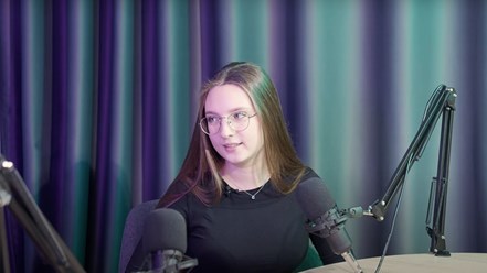 Зона записи подкастов и интервью. В студии есть две зоны: с видеодоской и зона подкастов.
Фактурные шторы на фоне и разноцветная подсветка создают красивую картинку.