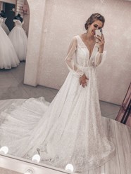 Блестящее свадебное платье со шлейфом. Рукава-фонарики