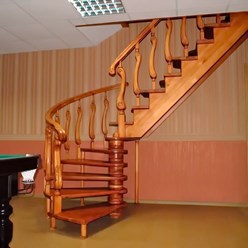 Комбинированная деревянная лестница с полу винтом и ступеньками гусиный шаг.