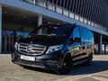 Mercedes-Benz V-Class (до 6 мест): Оптимальный выбор для туристических, семейных и служебных путешествий. Салон авто отличается повышенным комфортом и хорошей оснащенностью.
Удобная посадка для всех.