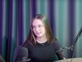 Зона записи подкастов и интервью. В студии есть две зоны: с видеодоской и зона подкастов.
Фактурные шторы на фоне и разноцветная подсветка создают красивую картинку.