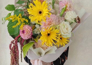 Летний сезонный букет с георгинами в корейской упаковке