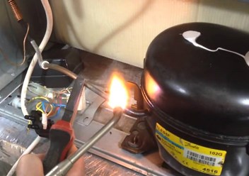 Ремонт холодильников в Уфе с выездом на дом. Пайка трубок и заправка фреон в систему.