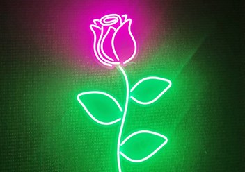 Неоновая вывеска "Роза" никогда не завянет и не погибнет, поэтому станет отличной альтернативой обычным розам. Ее можно преподнести в подарок маме или любимой девушке.