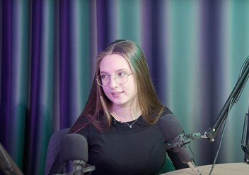 Зона записи подкастов и интервью. В студии есть две зоны: с видеодоской и зона подкастов.
Фактурные шторы на фоне и разноцветная подсветка создают красивую картинку.
