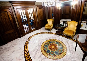 Мраморный пол, овальный фриз и круглое панно