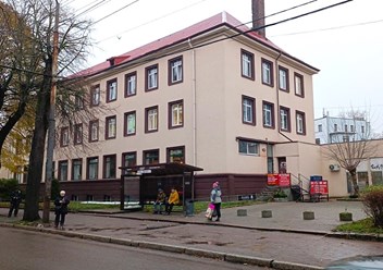 Вход в здание, где находится офис компании