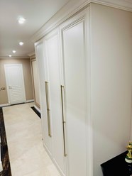 Классический распашной шкаф в прихожую
Реализация дизайн проекта шкаф изготовлен из МДФ покрытие Эмаль, фурнитура МакМарт