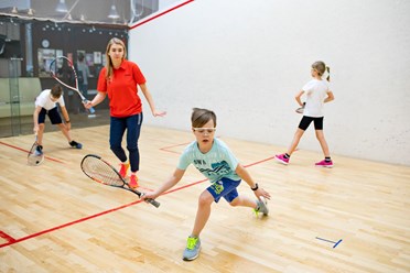 Детские секции по сквошу. Польза для здоровья, динамика и новые эмоции