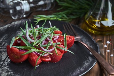 Салат с бакинскими помидорами и тархуном - Салат из нежных бакинских помидоров, красного лука и свежего тархуна, ... | https://gotovitmama.ru/salaty/salat-s-bakinskimi-pomidorami-i-tarhunom.html