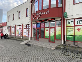 Вход в центре здания