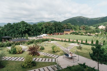 зона отдыха у пруда с беседками