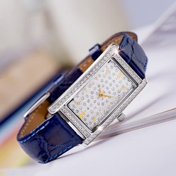 Флагман коллекции LADY с прямоугольным серебряным корпусом и изумительными бриллиантами и фианитами порадуют вас и украсят будни. С такими часами каждый день праздник, стоит только их надеть.