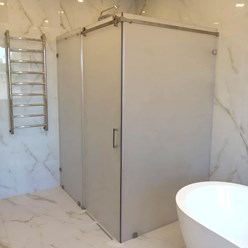 Угловая перегородка из матового стекла с раздвижной дверью